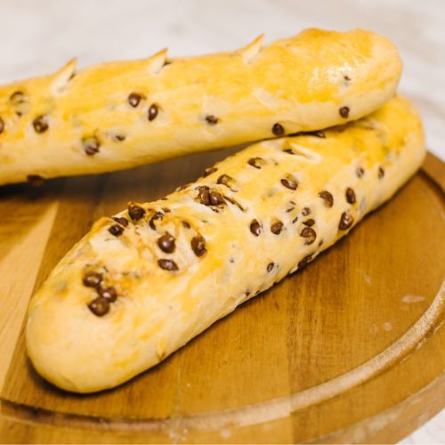 baguettes aux pépites de chocolat sur une planche en bois