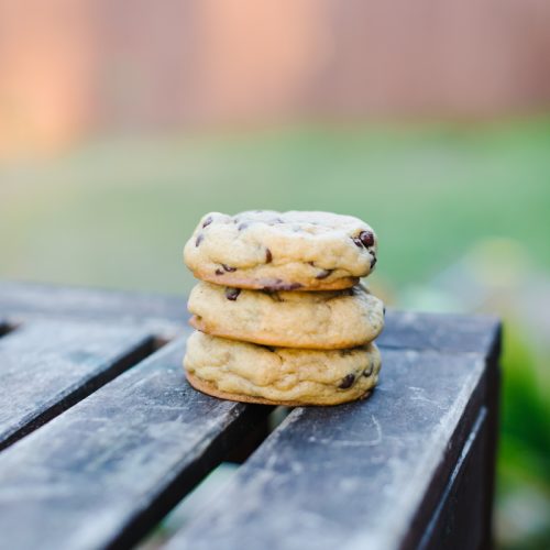 trois cookies les uns sur les autres poses sur une table