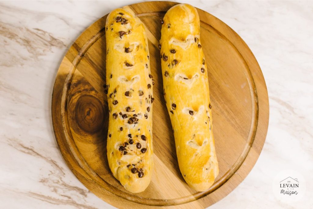 deux baguettes aux pépites de chocolat sur planche en bois