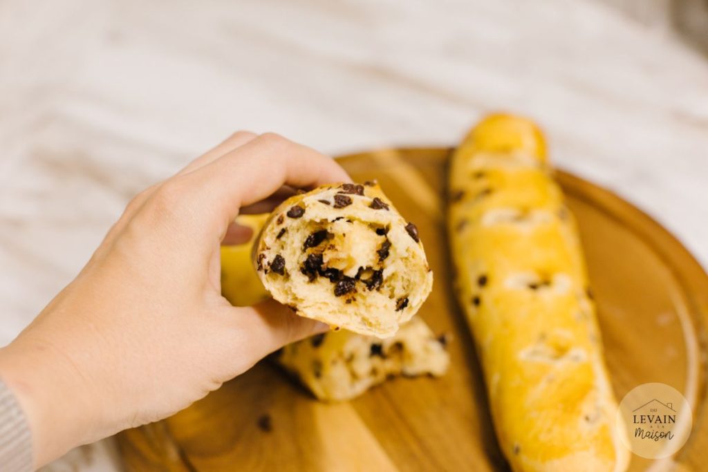 baguette aux pépites de chocolat ouverte pour montrer l'intérieur 