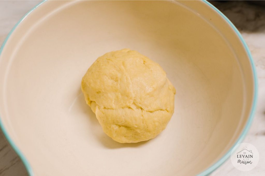 pâte de baguettes viennoises dans un saladier blanc