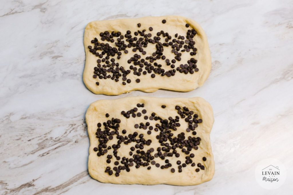 deux rectangles de pâte avec pépites de chocolat éparpillées dessus