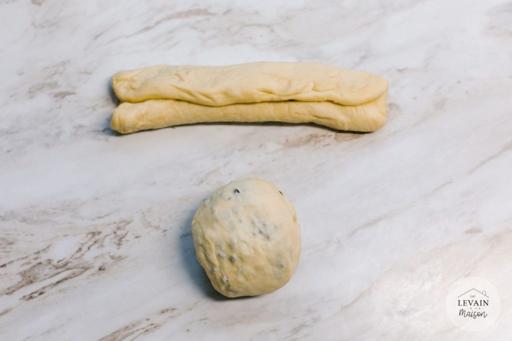un rectangle de pâte plié et une boule de pâte contenant les pépites à l'intérieur
