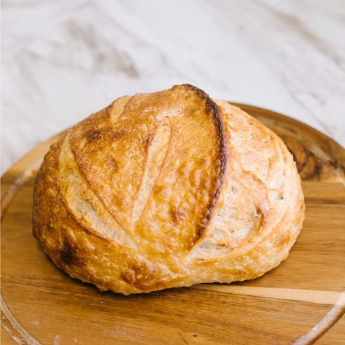 pain ble complet et orge sur planche en bois